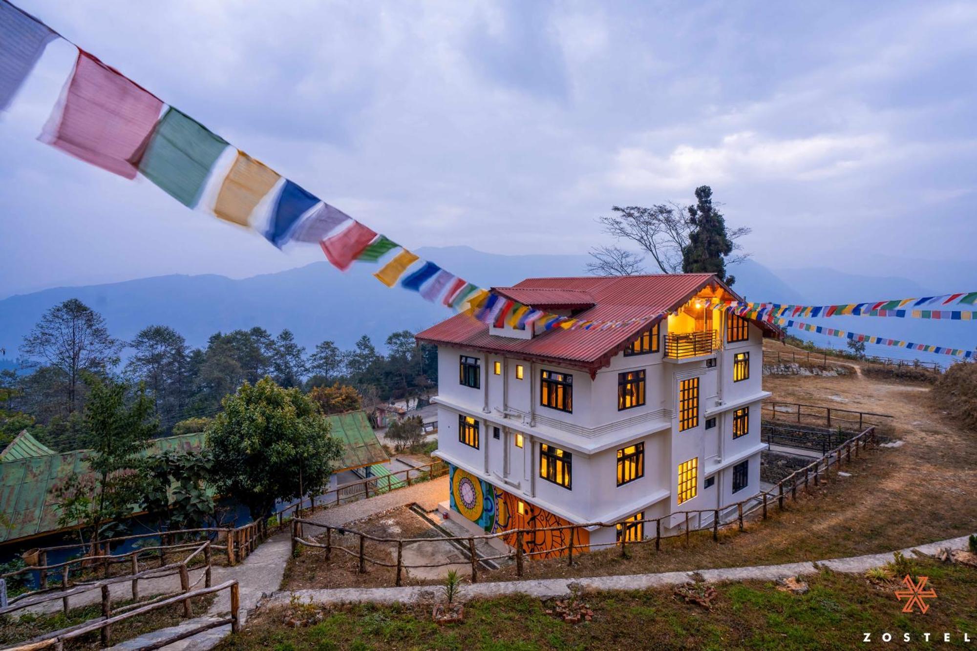 Zostel Rinchenpong Hostel Bagian luar foto
